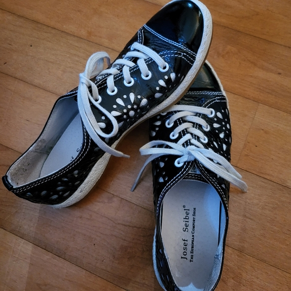 Vtg Josef Seibel blue patent leather sneakers/perforated floral pattern woman 7 - Picture 8 of 12